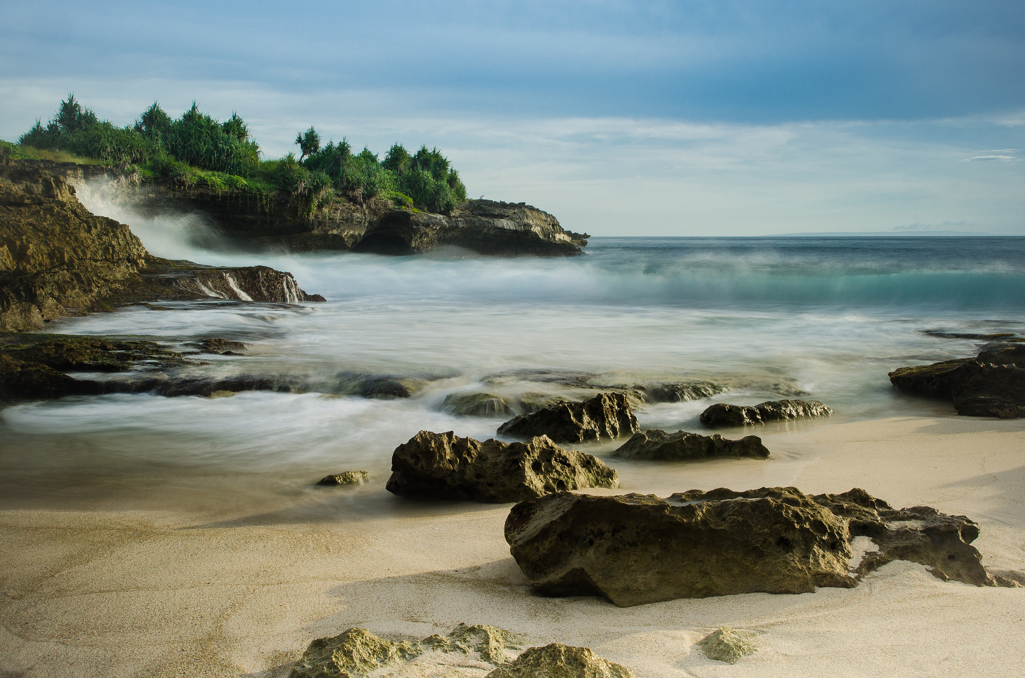 Semburan laut di garis pantai Devil's Tears