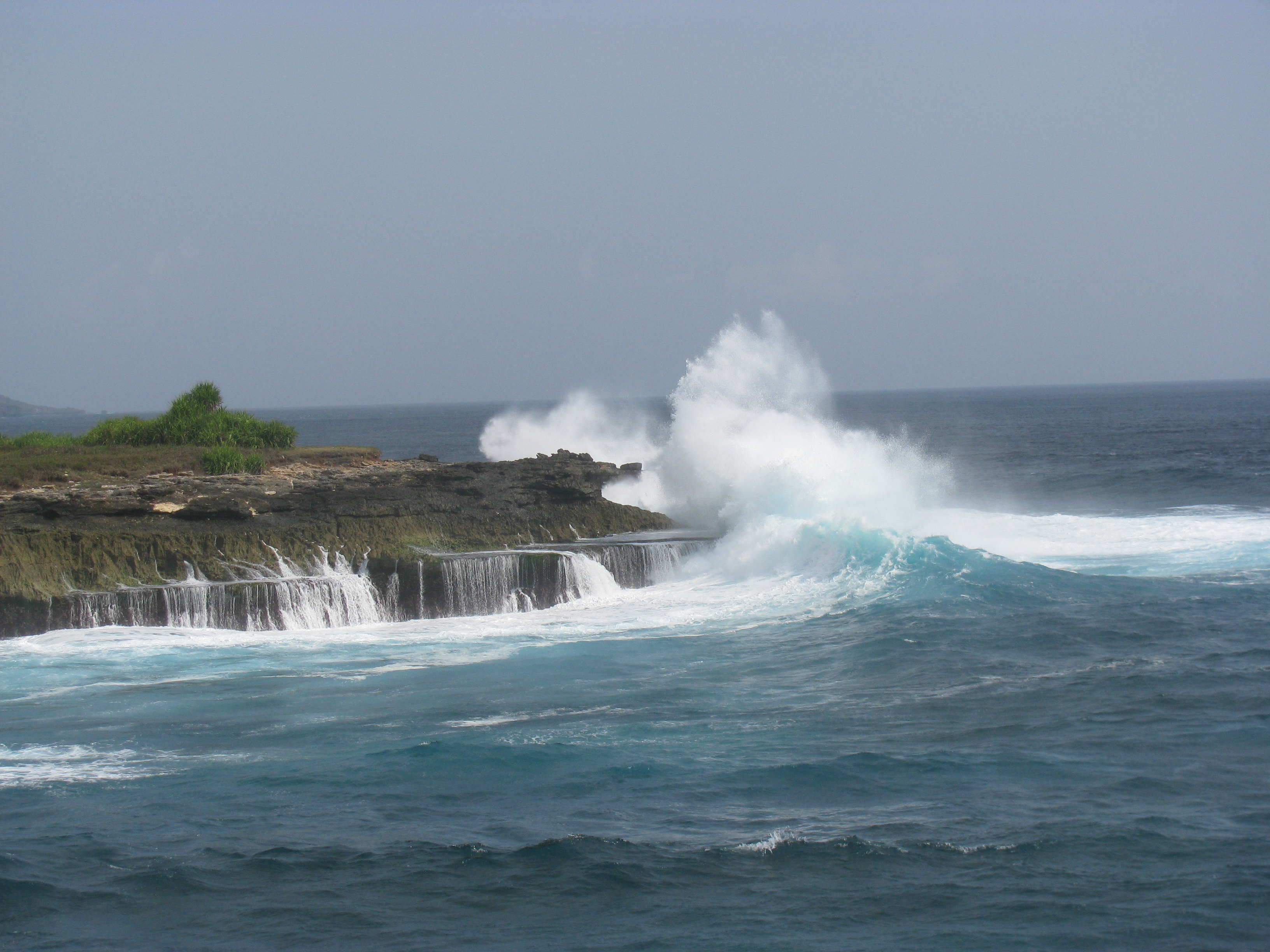 Ombak menghantam tebing di Devil's Tears, Nusa Lembongan